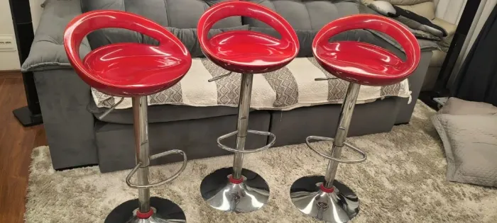 Banqueta Alta Tulipa Giratória Vermelha