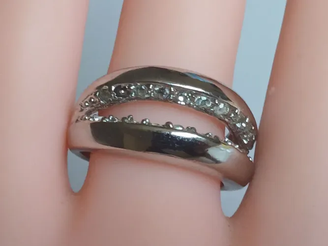 Anel feminino luxo prata acabto ouro branco com cristais swarovski.