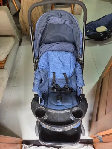 Carrinho de bebê com bebê conforto