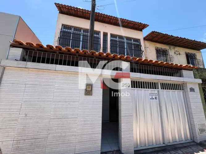 Casa de 5 quartos com 3 suítes e ampla área privativa em Bonsucesso, Fortaleza