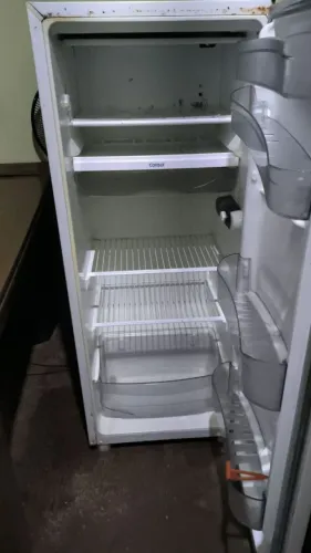 Geladeira em bom estado.