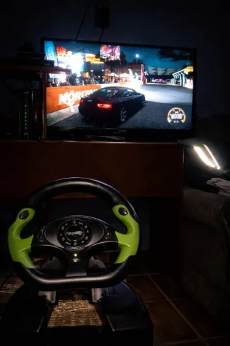 VENDO VOLANTE DE XBOX 360 E PC. O PREÇO É NEGOCIÁVEL!!!!!