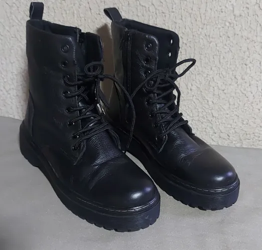 Bota coturno em couro feminina 