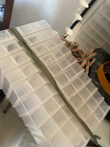 Vendo caixas organizadoras plásticas, com divisores. 