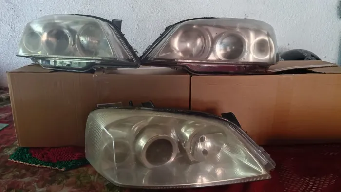 Vendo Farol original arteb astra  para recuperar , as travas estão quebradas.