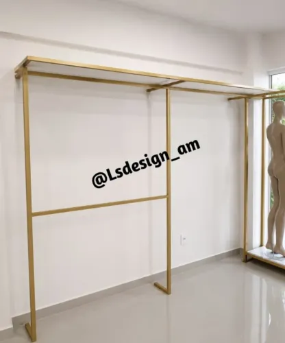 Arara prateleira e expositor de roupa