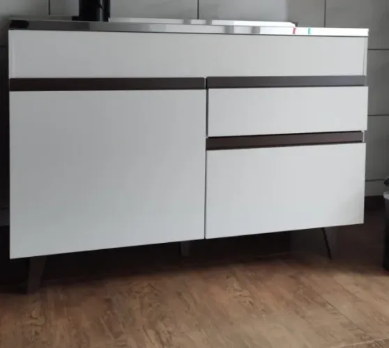 Balcão de Cozinha Branco com a pia de inox