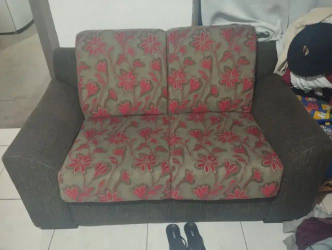 Vendo sofá usado estado de novo não tem nem uma marca de uso neném um rasgado tá novo