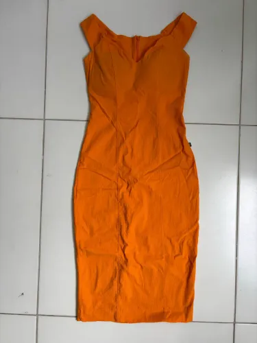 Vestido laranja justo