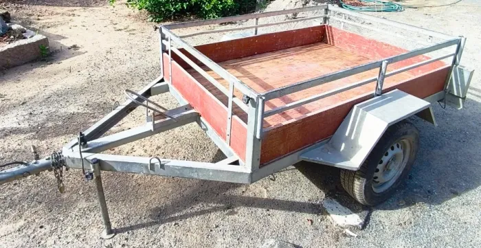 Carretinha de Carroceria Aberta à Venda