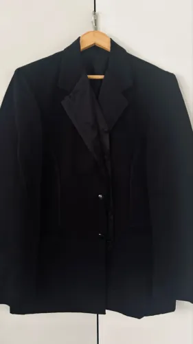 Traje elegante preto com detalhes em cetim