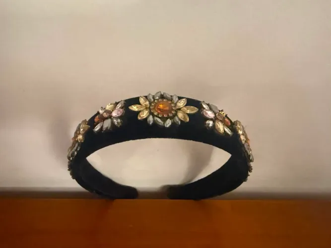 Duas tiaras de veludo com pedras 