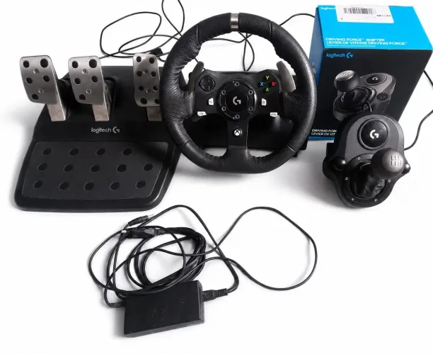 Volante Logitech g920 completo (volante, pedais e câmbio).