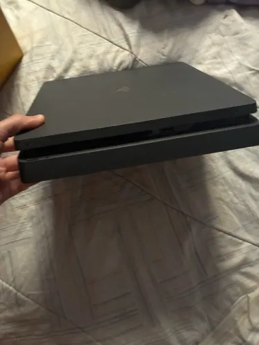 Playstation 4 500GB usado + 3 jogos (Spiderman, TLOU remaster e FIFA 16)