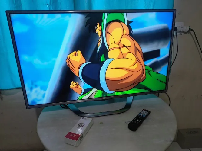 Tv LG 43 tecnologia 3D Cinema em casa, som 20W, impecável !