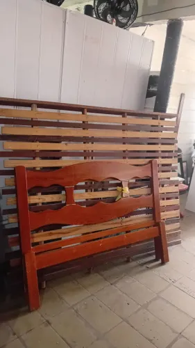 Cama de casal de madeira (Angelim)