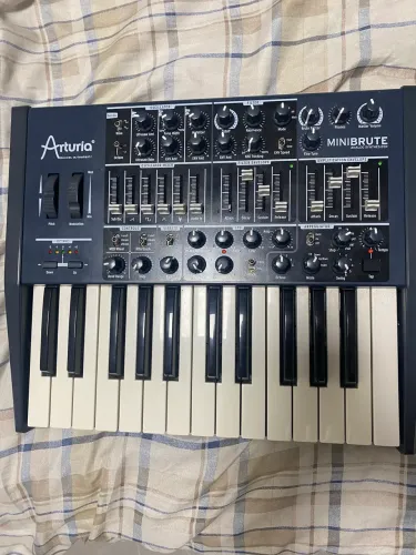 Teclado Sintetizador analógico arturia minibrute 