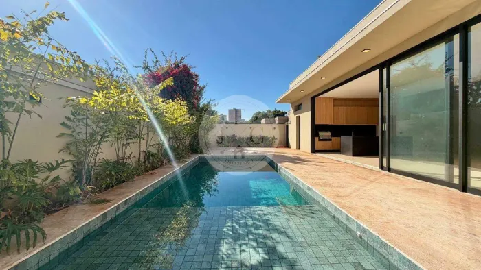 Casa com 3 Suítes para Alugar, 336 m² de área construída - Condomínio Arara Verde