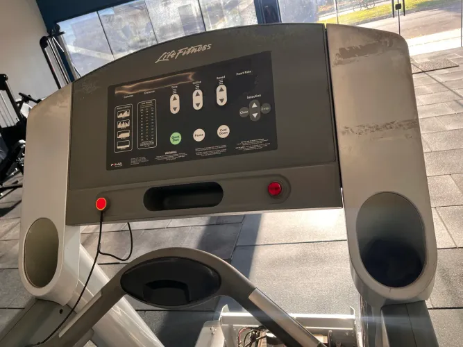 Esteira Life Fitness
