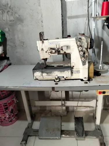 Máquina de costura goleira funcionando perfeitamente