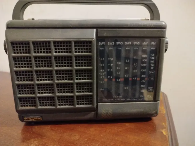 Rádio analógico portátil Motobras, modelo RM-PF74AC.