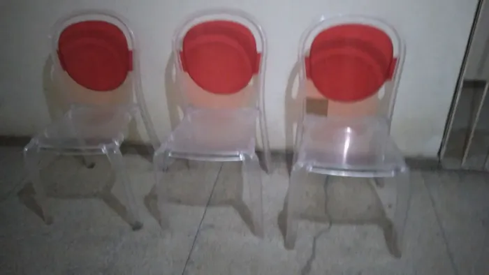 Cadeiras em acrilico