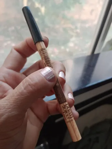 Lápis para Delinear os olhos preto mate Avon color trend