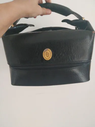 Bolsa de mão para viagemvusada com marcas