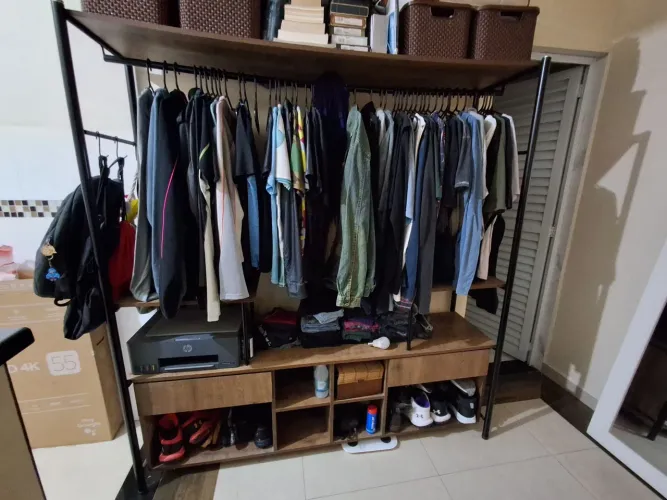 Armário closet de casal Arrefamol com estrutura em metal e madeira em excelente estado