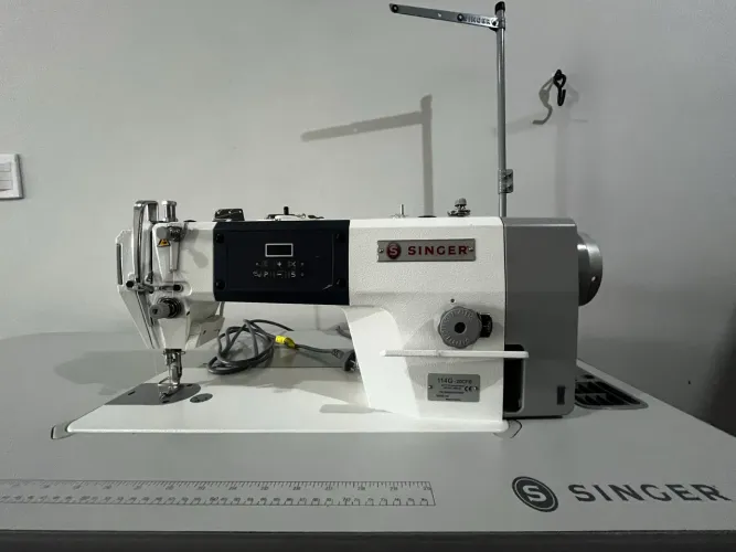 Máquina de Costura Singer 114G-20CFB