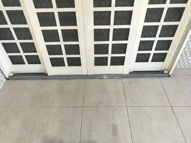 Vendo uma porta de correr semi nova