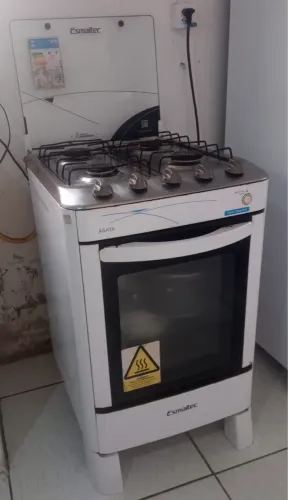 Geladeira e fogão e armário
