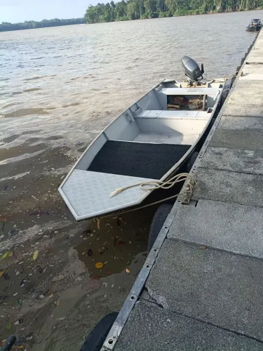 vendo lancha semi chata de alumínio rebitado 