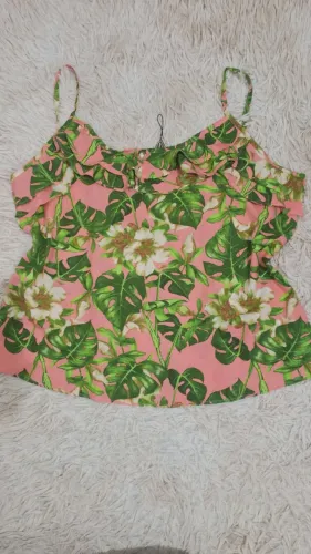 Blusa florida com botões de perola