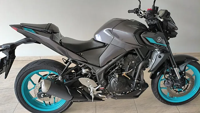 Linda Yamaha MT-03 2025 c/ apenas 7 mil km e IPVA pago