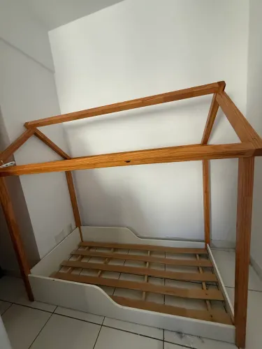 Cama montessoriana infantil
