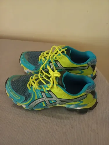 Tênis Asics gel Sendai 38 amarelo limão com detalhes em azul