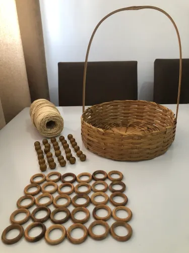 Kit para artesanato: Cesta, sisal, argolas e bolas de madeira. 