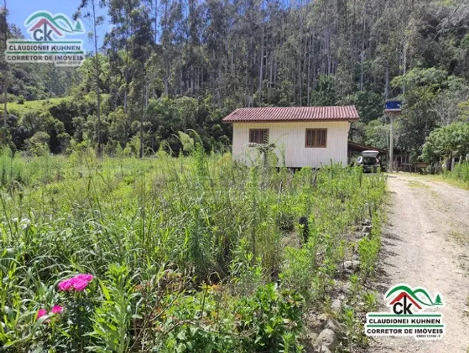sítio com área plana na parte da frente e casa mista em águas mornas