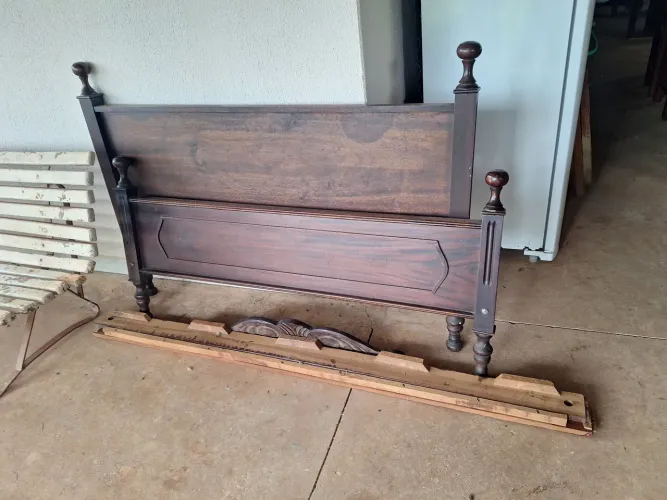 Cama de casal antiga
