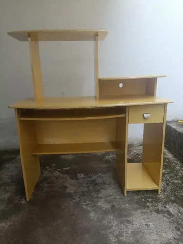 Mesa para computador/Escrivaninha com gaveta e prateleiras