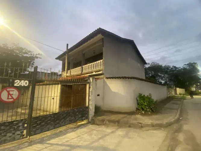 Casa Duplex para aluguel possui 200 mt quadrados com 3 quartos em Santíssimo - Rio de Jane