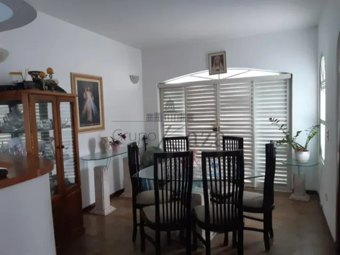 Casa - Jardim Flórida - Jacareí - 3 Dormitórios - 210m².