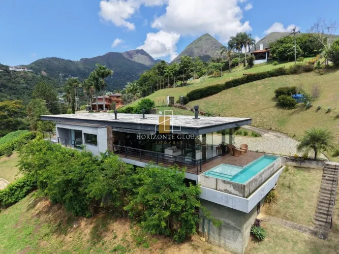 Residência Exclusiva de Alto Padrão com 5 suítes, Vista Panorâmica e Arquitetura Contempor