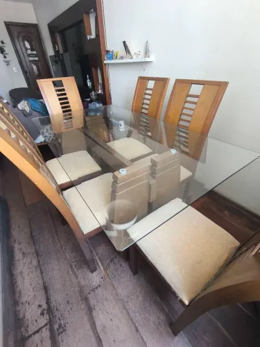 Mesa de vidro com 6 cadeiras