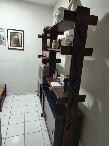 Estante de madeira maciça toda em ipê muito conservada pra quem tem bom gosto