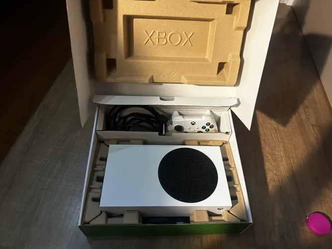 Vende-se Xbox Series S seminovo com 512gb ssd com 1 controle e cabo de energia e HDMI