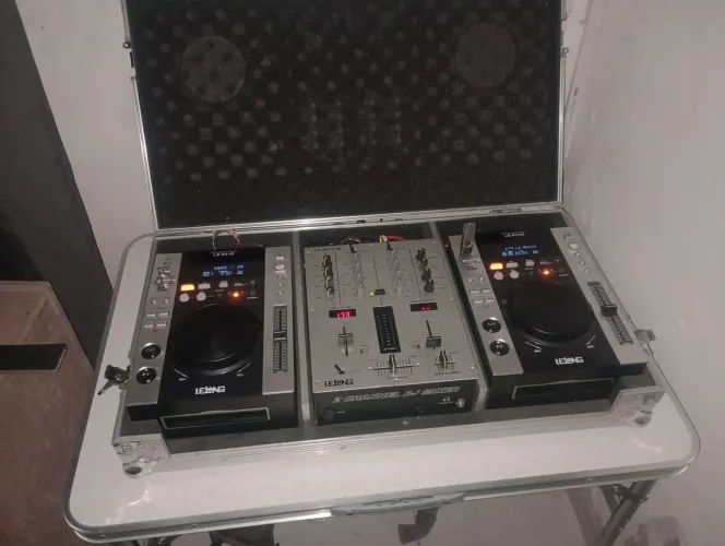 Um par cd play lelong mais Mixer maís aqueizer um cd play estar com problema ele trava