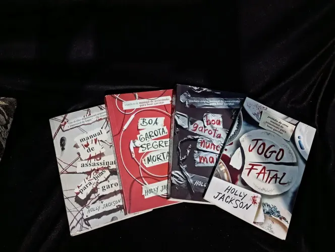Livros semi-novos "Manual de Assassinato Para Boas Garotas"