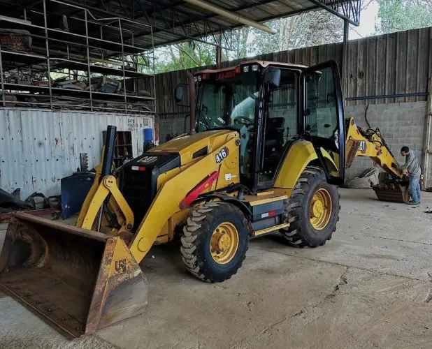 Retroescavadeira Caterpillar 416 21/21 - Entrada 10%
